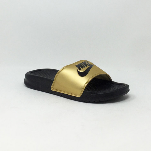 claquette nike benassi noir