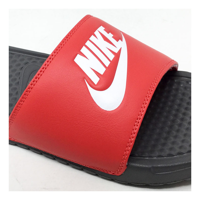 claquette nike benassi rouge