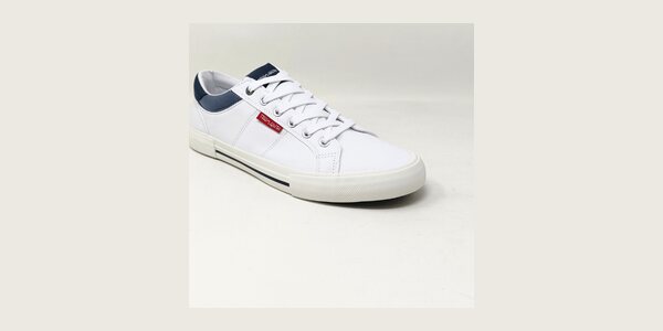 Un look décontracté au travail avec des baskets sobres